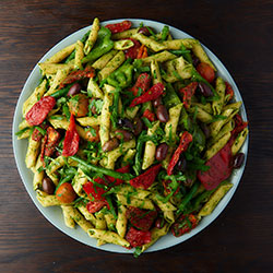 Pesto pasta salad thumbnail