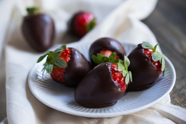 Chocolate dipped strawberries (Low Gluten) thumbnail